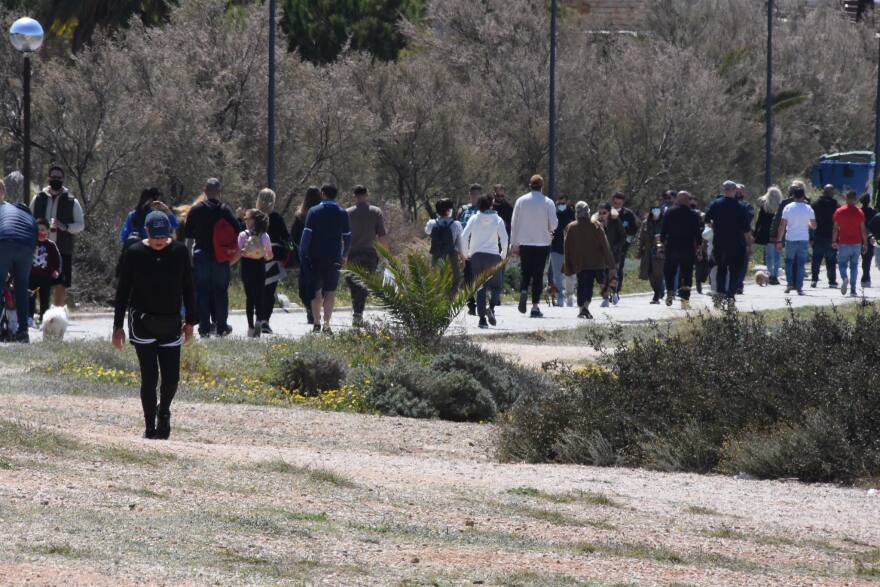 Σάββατο στα μαγαζιά, Κυριακή στην παραλία οι Αθηναίοι – Δείτε φωτογραφίες και βίντεο