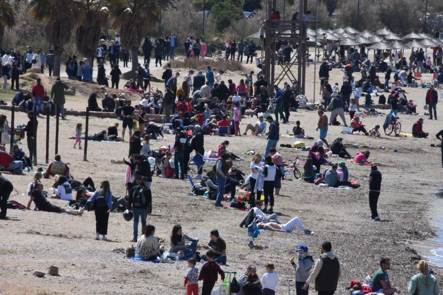 Σάββατο στα μαγαζιά, Κυριακή στην παραλία οι Αθηναίοι – Δείτε φωτογραφίες και βίντεο