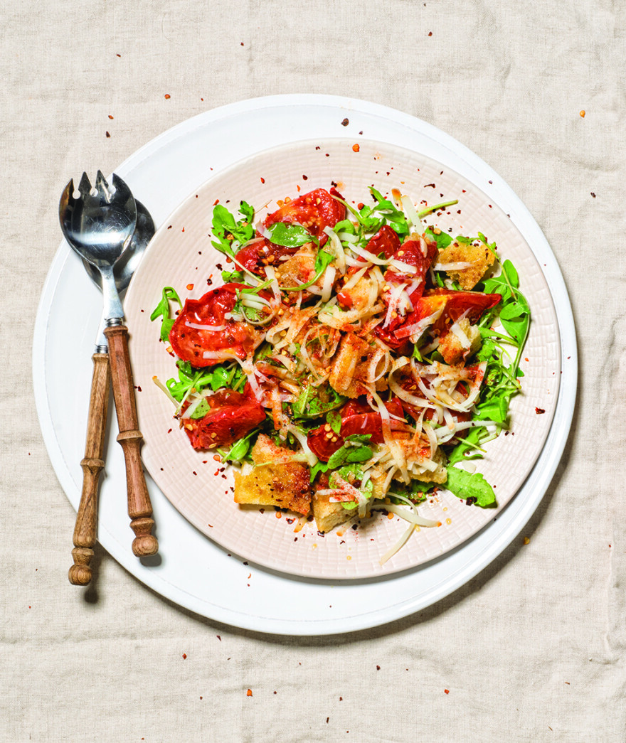 Σήμερα μαγειρεύουμε: Σκορδόψωμο με φουρνιστές ντομάτες, πικάντικη ρόκα και μετσοβόνε