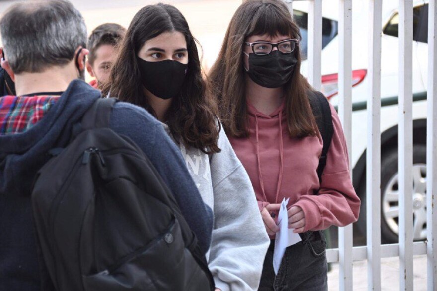 Σχολεία: Χτύπησε το πρώτο κουδούνι στα Λύκεια - Με self test και θερμομετρήσεις μπαίνουν οι μαθητές στις τάξεις 