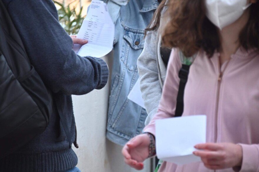 Σχολεία: Χτύπησε το πρώτο κουδούνι στα Λύκεια - Με self test και θερμομετρήσεις μπαίνουν οι μαθητές στις τάξεις 