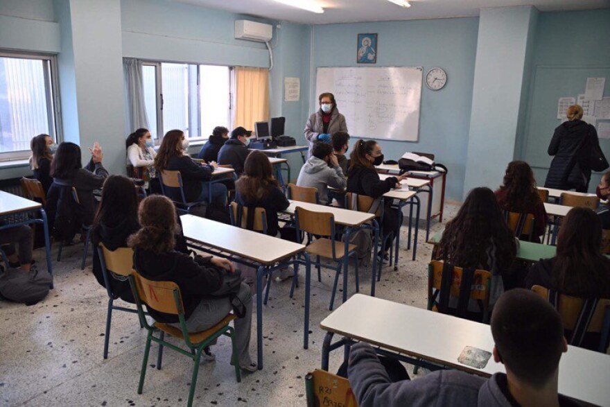 Σχολεία: Χτύπησε το πρώτο κουδούνι στα Λύκεια - Με self test και θερμομετρήσεις μπαίνουν οι μαθητές στις τάξεις 