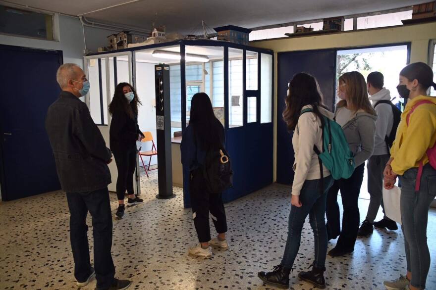 Σχολεία: Χτύπησε το πρώτο κουδούνι στα Λύκεια - Με self test και θερμομετρήσεις μπαίνουν οι μαθητές στις τάξεις 