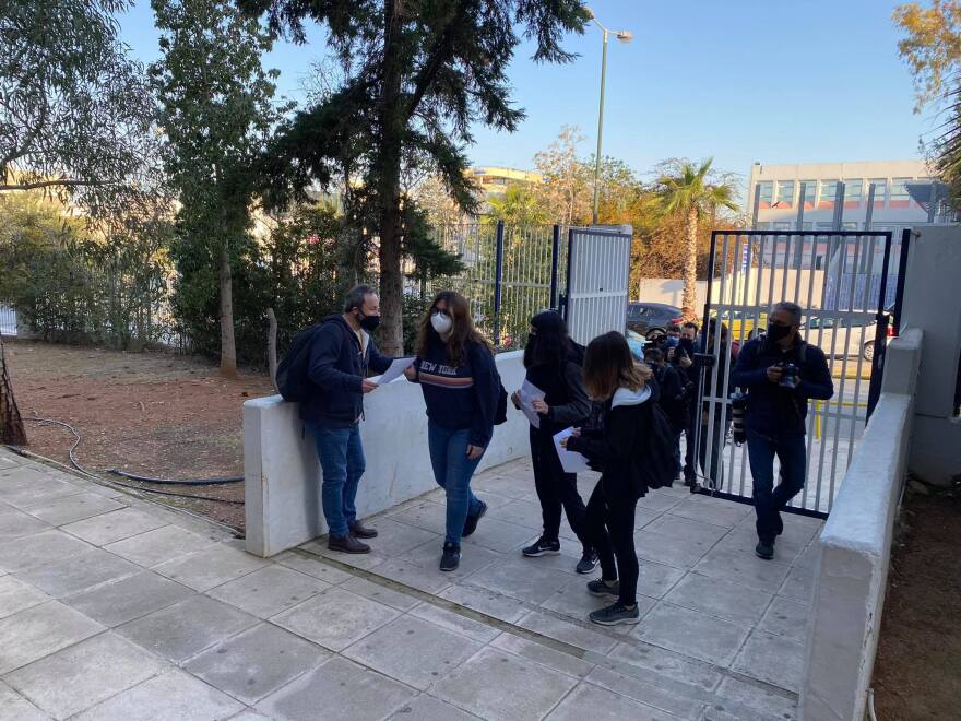 Σχολεία: Χτύπησε το πρώτο κουδούνι στα Λύκεια - Με self test και θερμομετρήσεις μπαίνουν οι μαθητές στις τάξεις 