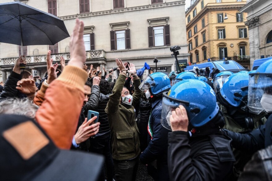 Ρώμη: Επεισόδια σε διαδήλωση για το άνοιγμα των εμπορικών επιχειρήσεων - Δείτε φωτογραφίες
