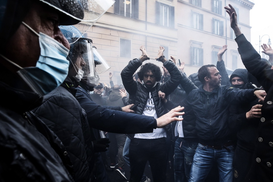 Ρώμη: Επεισόδια σε διαδήλωση για το άνοιγμα των εμπορικών επιχειρήσεων - Δείτε φωτογραφίες