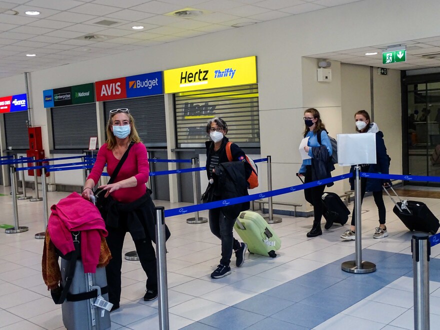 Στη Ρόδο οι 189 Ολλανδοί για το πείραμα του τουρισμού - Δείτε φωτογραφίες