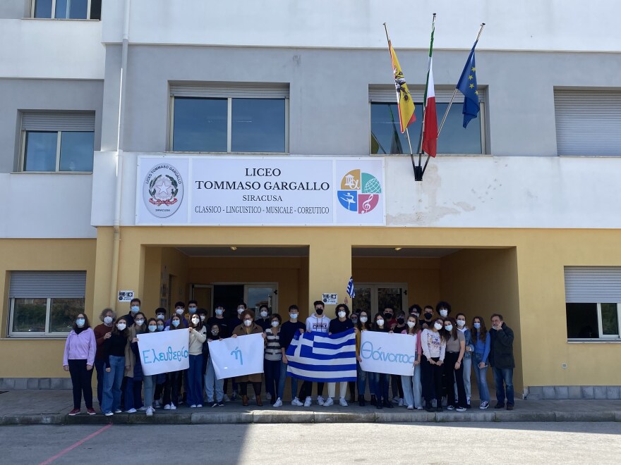 Η Ελληνίδα που ζει σε απόσταση αναπνοής από την Αίτνα, μιλά στο protothema.gr