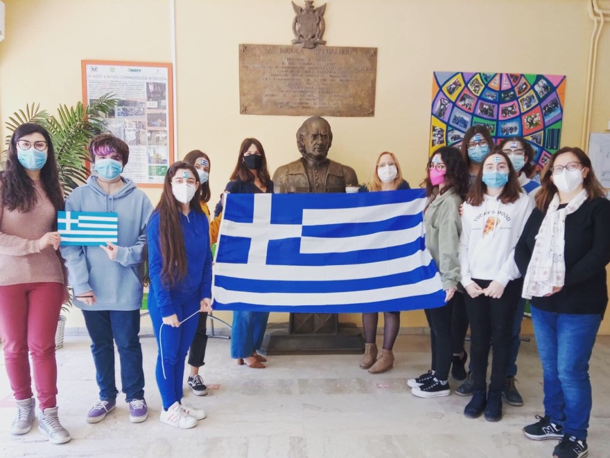 Η Ελληνίδα που ζει σε απόσταση αναπνοής από την Αίτνα, μιλά στο protothema.gr