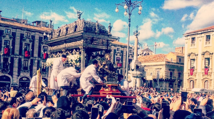 Η Ελληνίδα που ζει σε απόσταση αναπνοής από την Αίτνα, μιλά στο protothema.gr