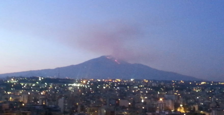 Η Ελληνίδα που ζει σε απόσταση αναπνοής από την Αίτνα, μιλά στο protothema.gr