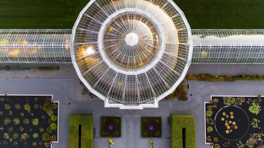 «Kusama: Cosmic Nature»: Η αποθέωση της λατρείας της φύσης σε μία έκθεση της Γιαγιόι Κουσάμα