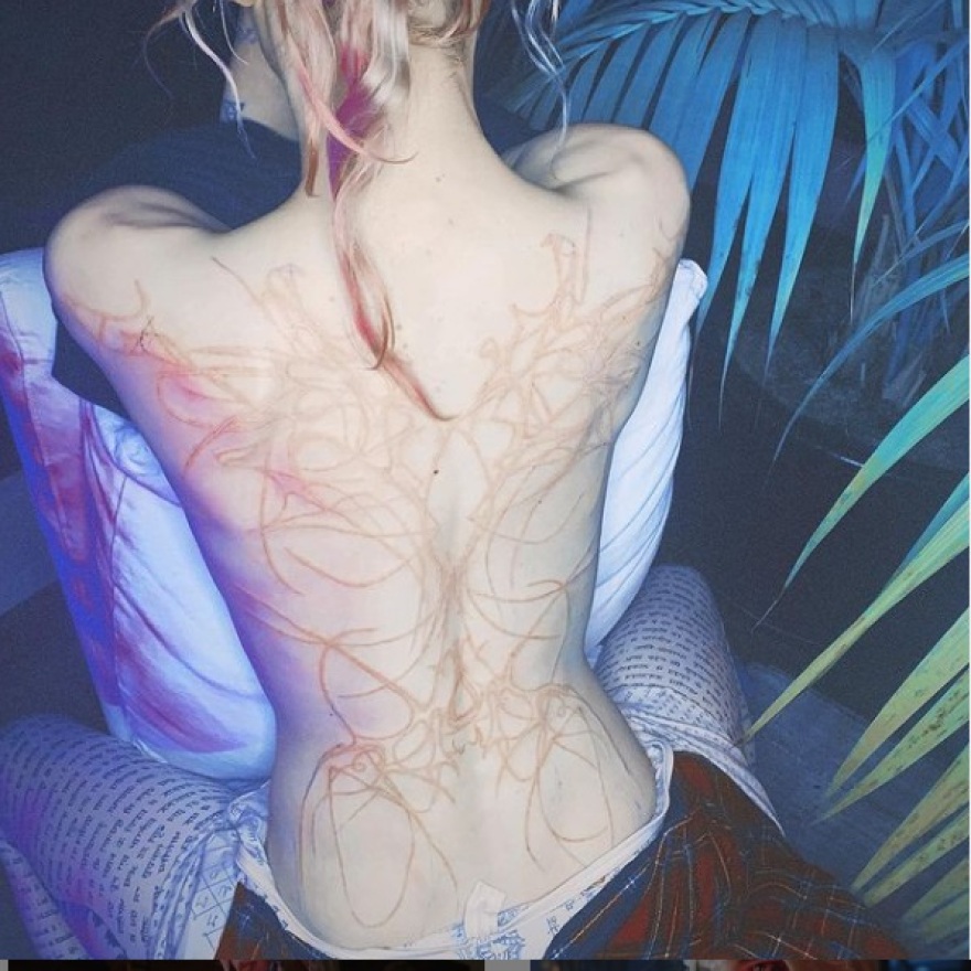 Η ράπερ σύντροφος του Έλον Μασκ κάνει τατουάζ για να μοιάζει... εξωγήινη!