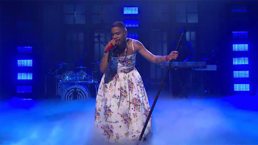 Kid Cudi: Φόρεσε φόρεμα σε νυχτερινό σόου ως φόρο τιμής στον Kurt Cobain