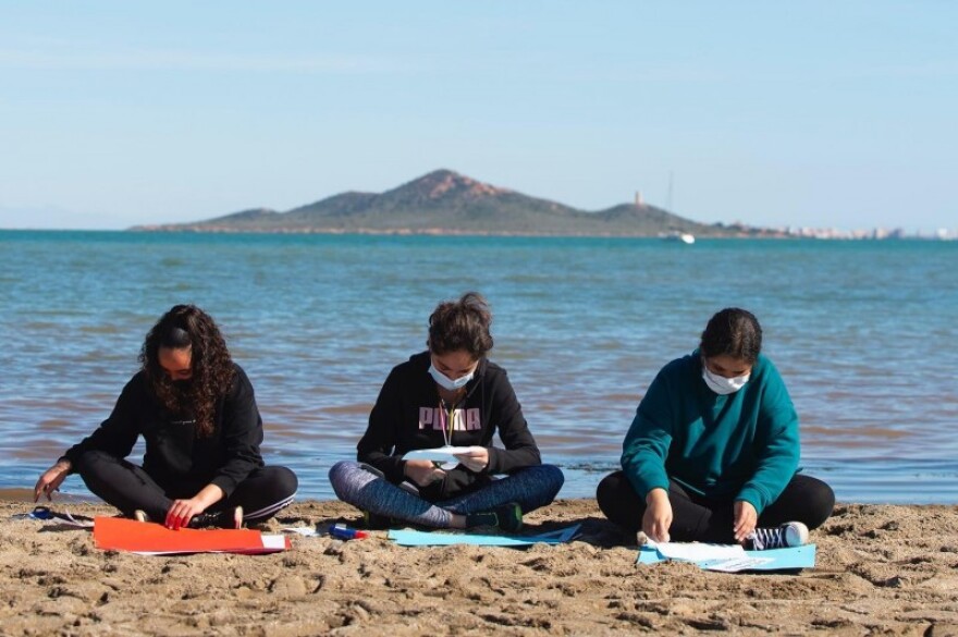 Κορωνοϊός - Ισπανία: Σχολείο στη Μούρθια μετέφερε τις τάξεις... στην παραλία