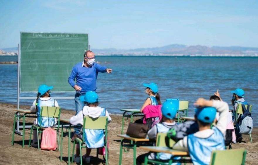 Κορωνοϊός - Ισπανία: Σχολείο στη Μούρθια μετέφερε τις τάξεις... στην παραλία