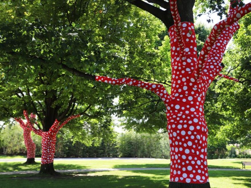 «Kusama: Cosmic Nature»: Η αποθέωση της λατρείας της φύσης σε μία έκθεση της Γιαγιόι Κουσάμα