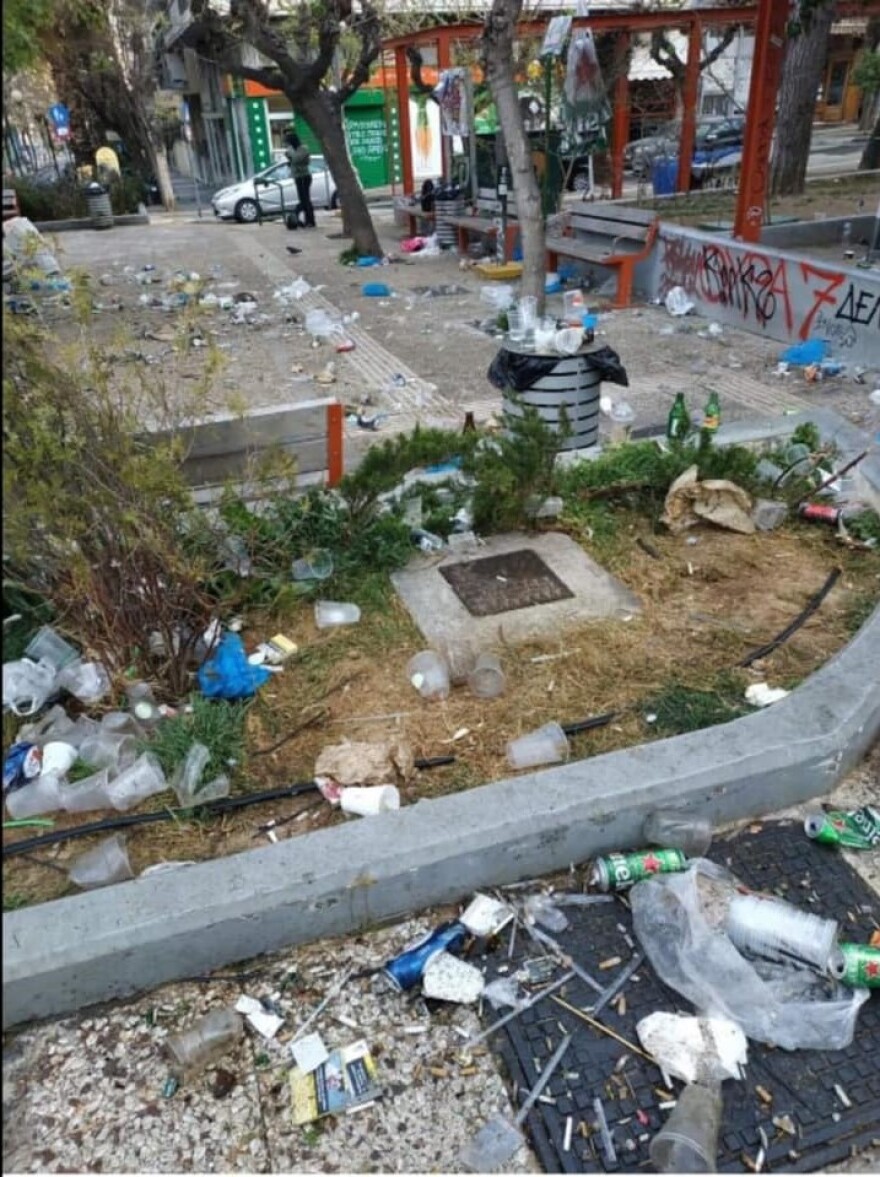 Σκουπιδότοπος η πλατεία Βαρνάβα μετά τα κορωνοπάρτι - Έντονες οι διαμαρτυρίες των κατοίκων