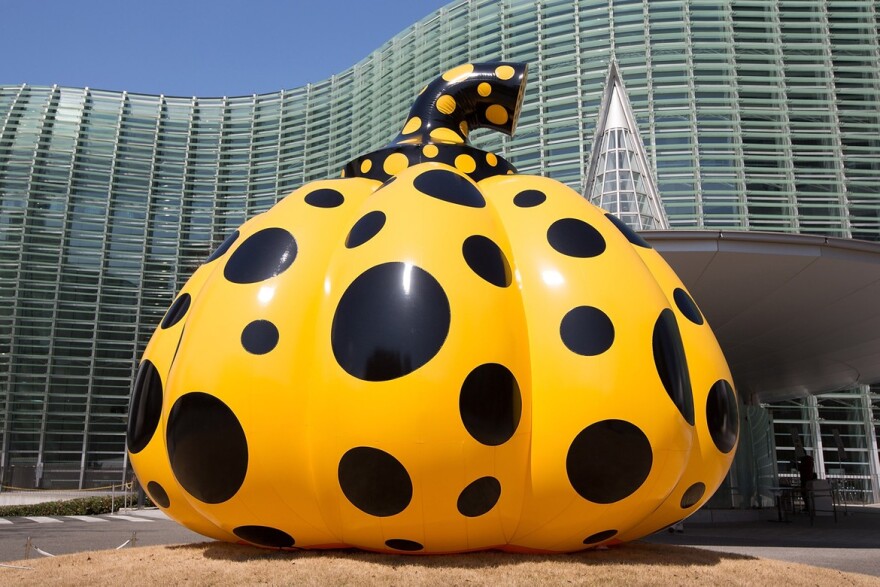 «Kusama: Cosmic Nature»: Η αποθέωση της λατρείας της φύσης σε μία έκθεση της Γιαγιόι Κουσάμα