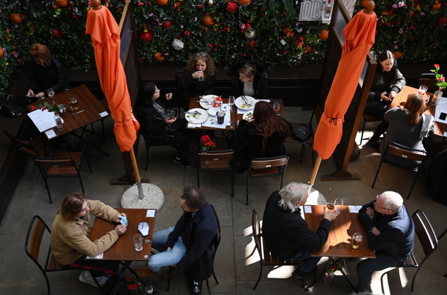 Βίντεο: Οι Βρετανοί γέμισαν τις παμπ μετά από 4 μήνες «lockdown»