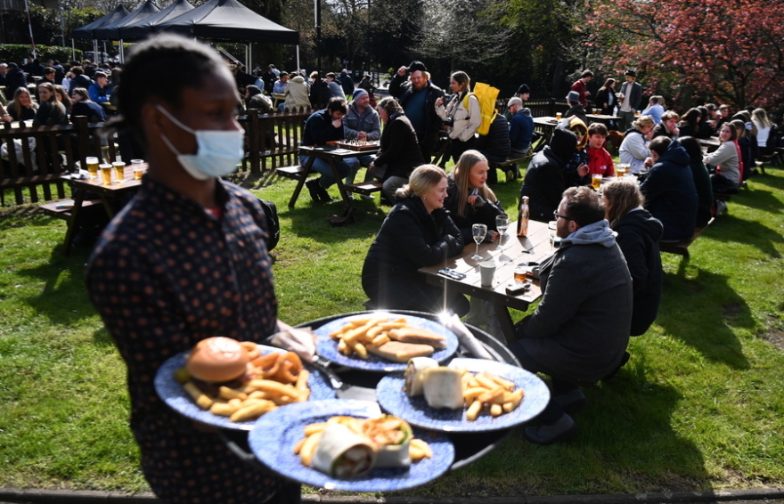 Βίντεο: Οι Βρετανοί γέμισαν τις παμπ μετά από 4 μήνες «lockdown»