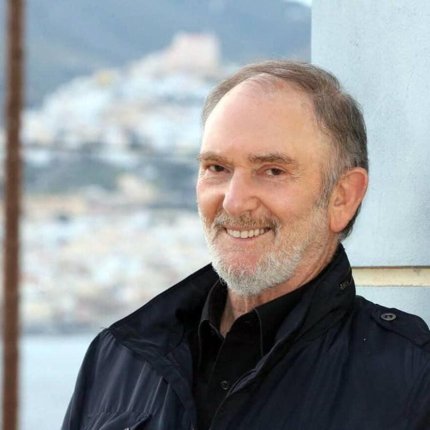 «Ενός Θεού παιδιά»: Το νέο κοινωνικό τραγούδι του Μπάμπη Κουλούρα - Βίντεο