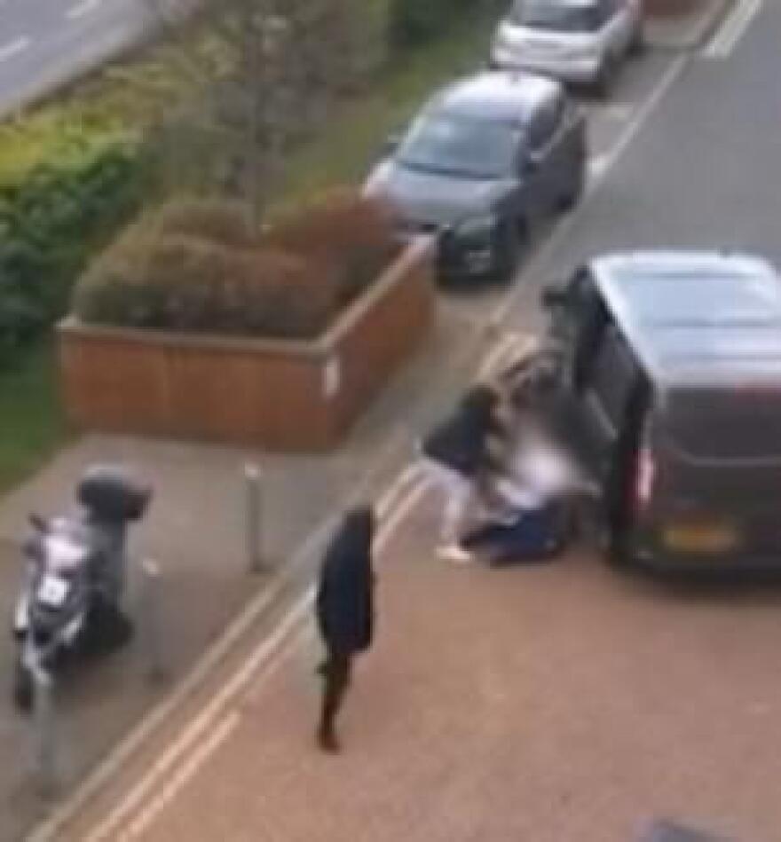 Βίαιη απαγωγή άντρα μέρα μεσημέρι στο Λονδίνο - Δείτε βίντεο