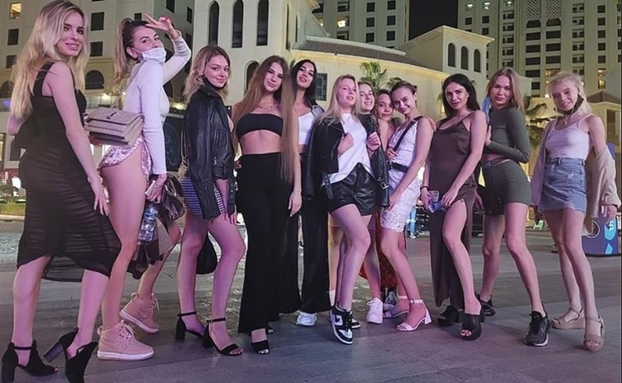 Ντουμπάι:  Ακόμα κρατούνται τα μοντέλα της γυμνής φωτογράφισης