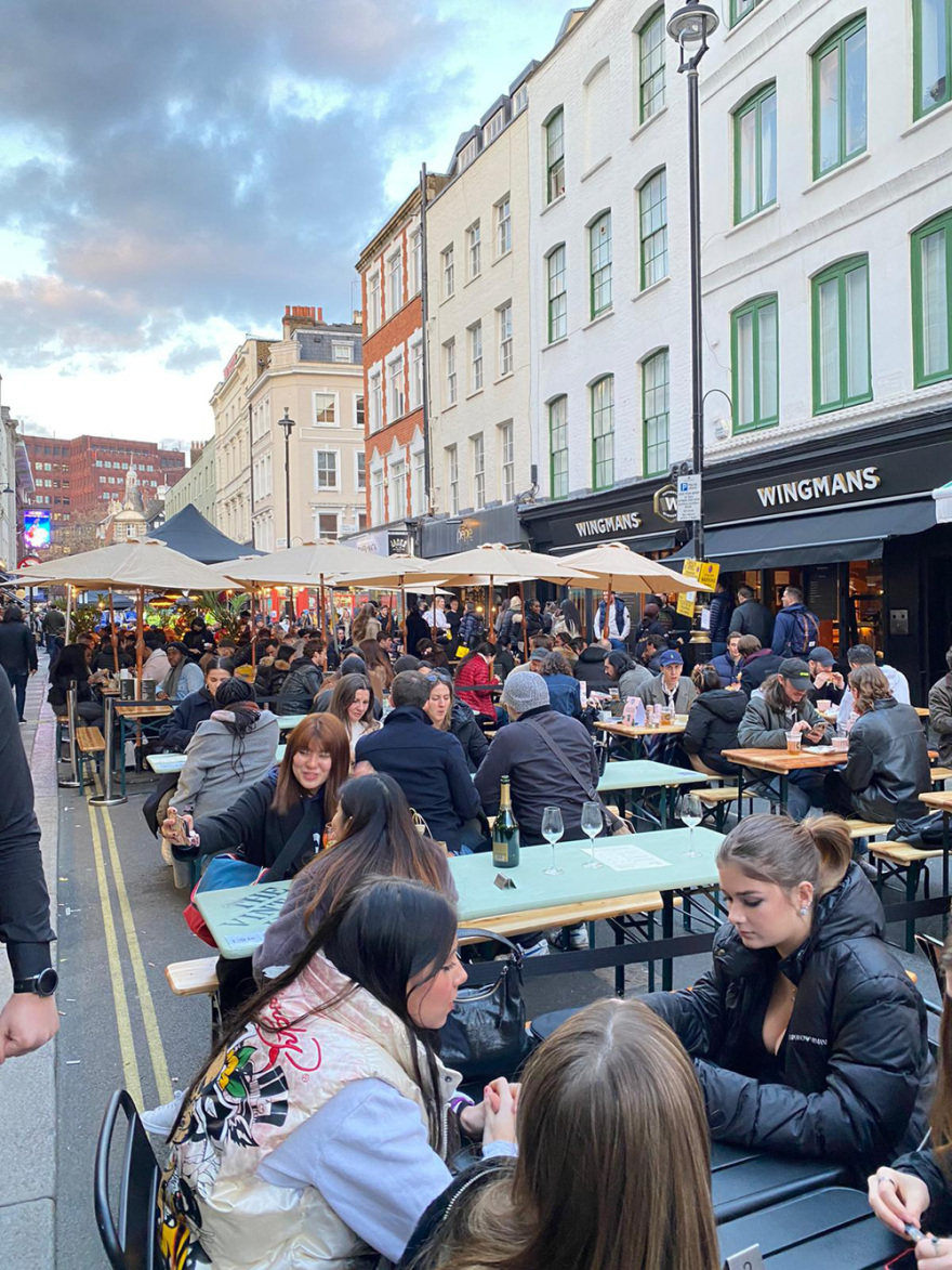 Κορωνοϊός - Βρετανία: Πάρτι για δεύτερη μέρα στους δρόμους του Λονδίνου - Δείτε βίντεο