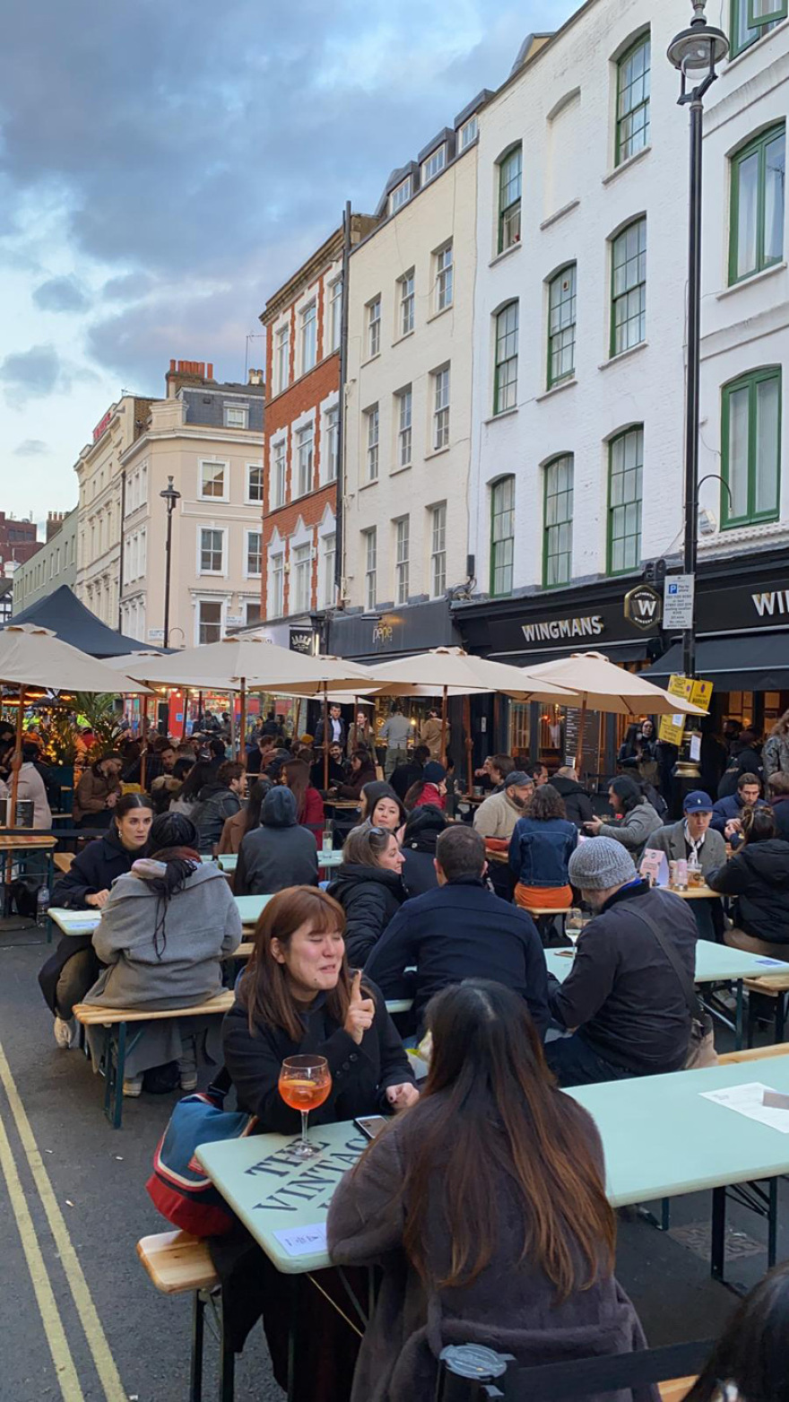 Κορωνοϊός - Βρετανία: Πάρτι για δεύτερη μέρα στους δρόμους του Λονδίνου - Δείτε βίντεο