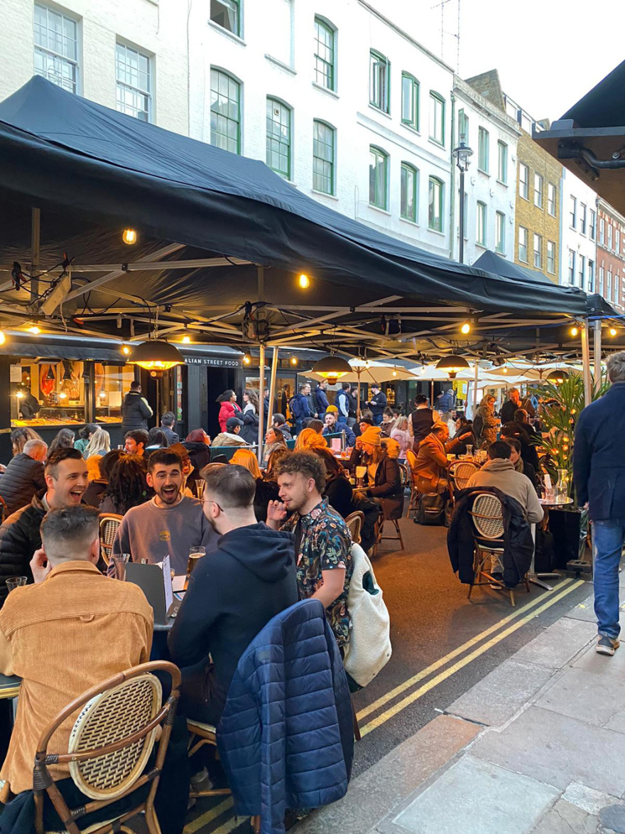 Κορωνοϊός - Βρετανία: Πάρτι για δεύτερη μέρα στους δρόμους του Λονδίνου - Δείτε βίντεο