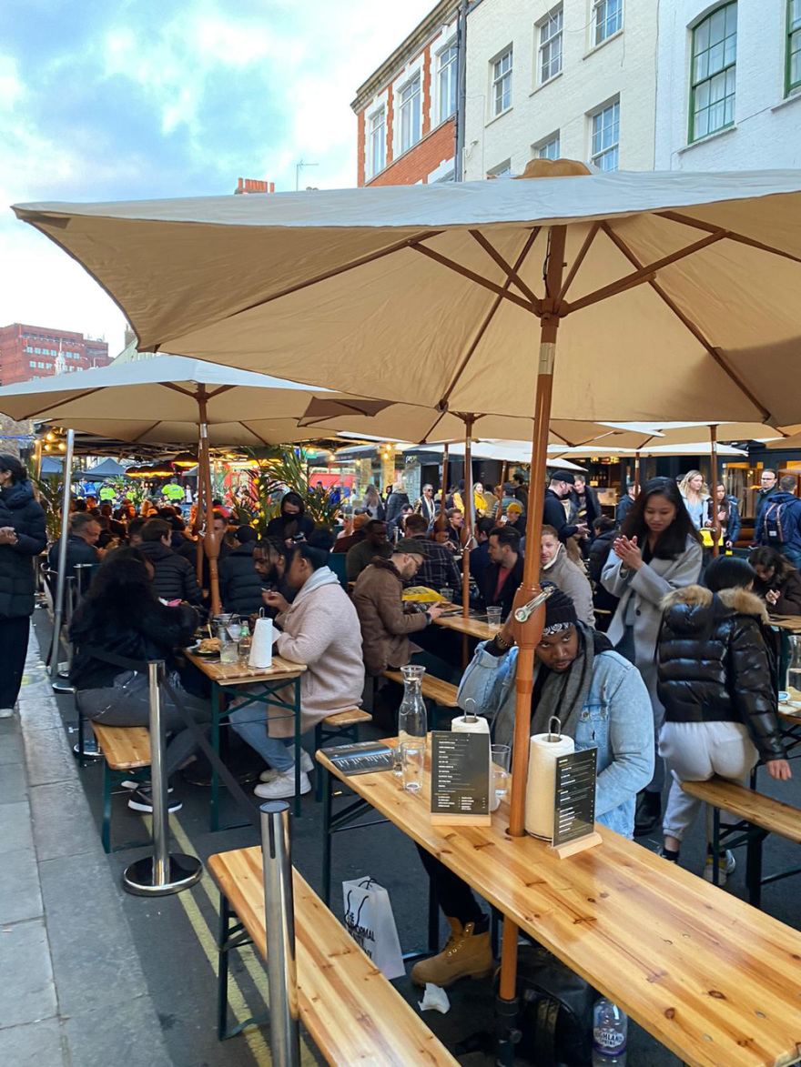 Κορωνοϊός - Βρετανία: Πάρτι για δεύτερη μέρα στους δρόμους του Λονδίνου - Δείτε βίντεο