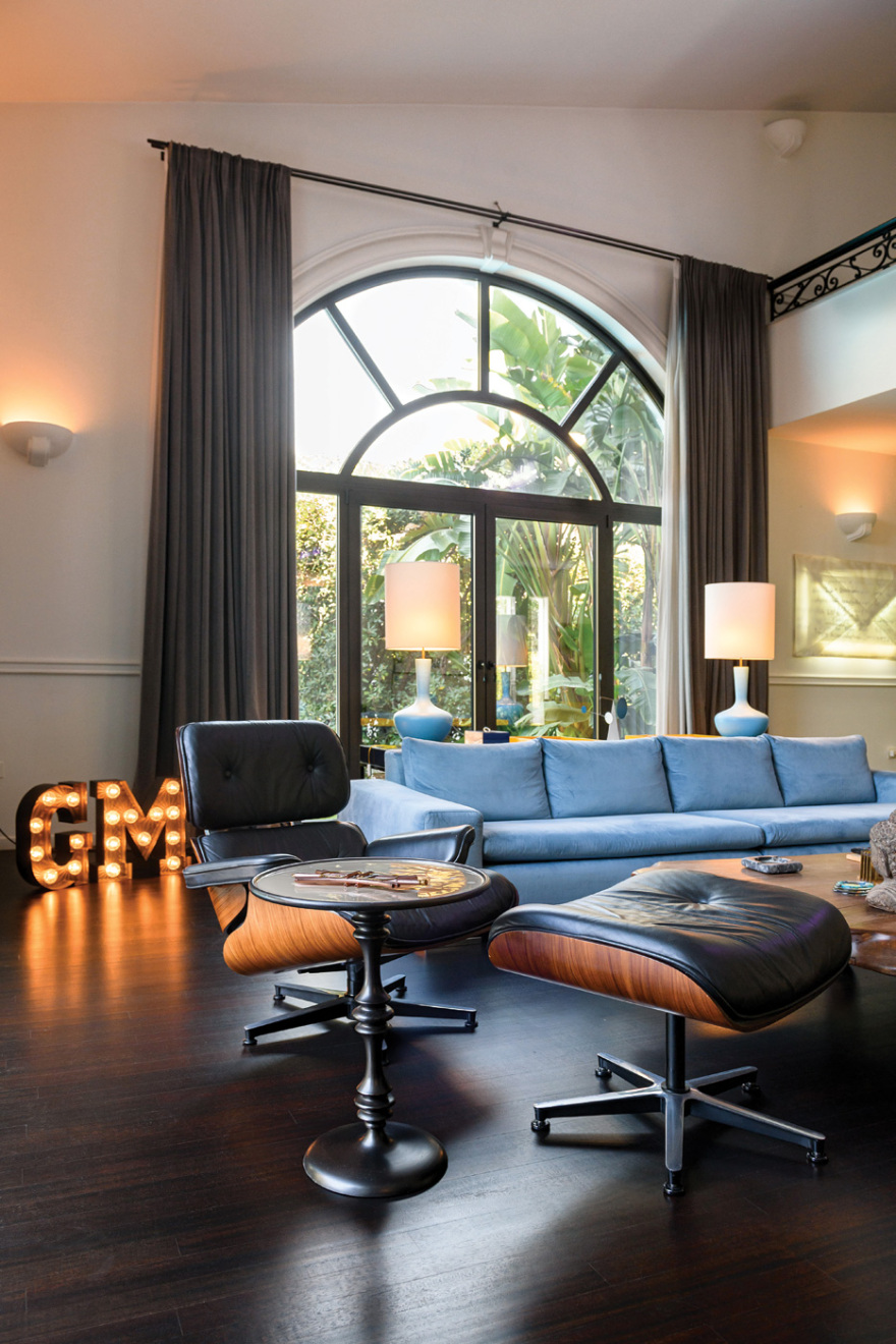 Ο Γιώργος Μαζωνάκης φωτογραφίζεται στο σπίτι του και μιλά στο Gala