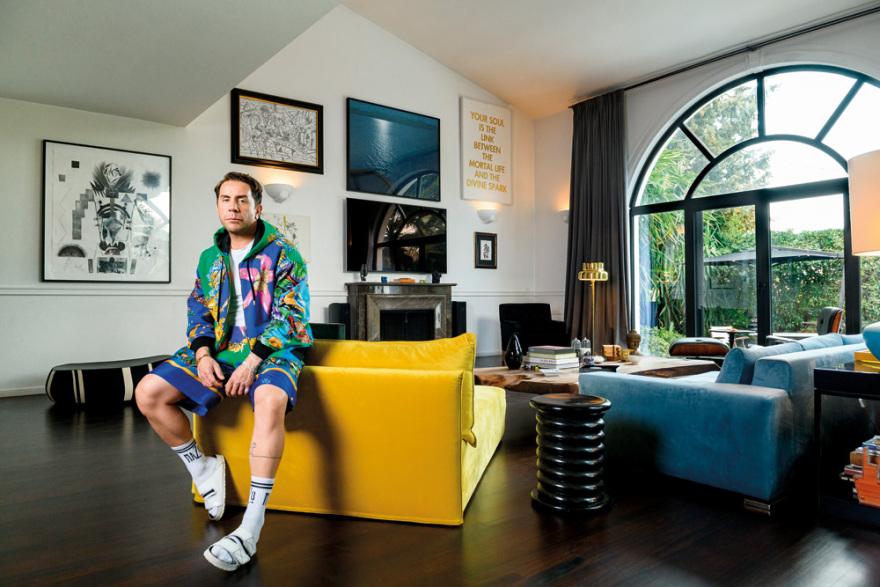 Ο Γιώργος Μαζωνάκης φωτογραφίζεται στο σπίτι του και μιλά στο Gala