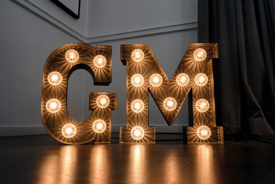 Ο Γιώργος Μαζωνάκης φωτογραφίζεται στο σπίτι του και μιλά στο Gala