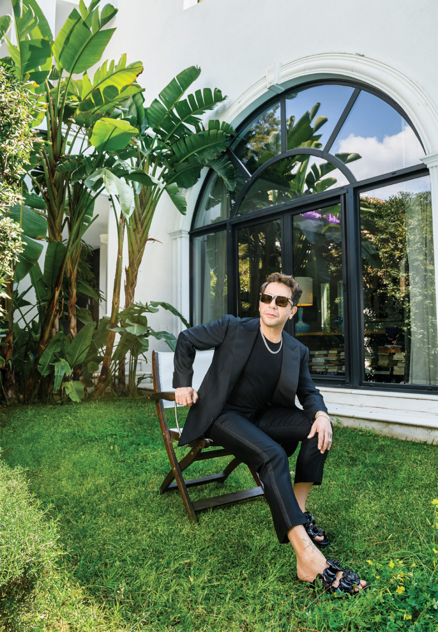 Ο Γιώργος Μαζωνάκης φωτογραφίζεται στο σπίτι του και μιλά στο Gala