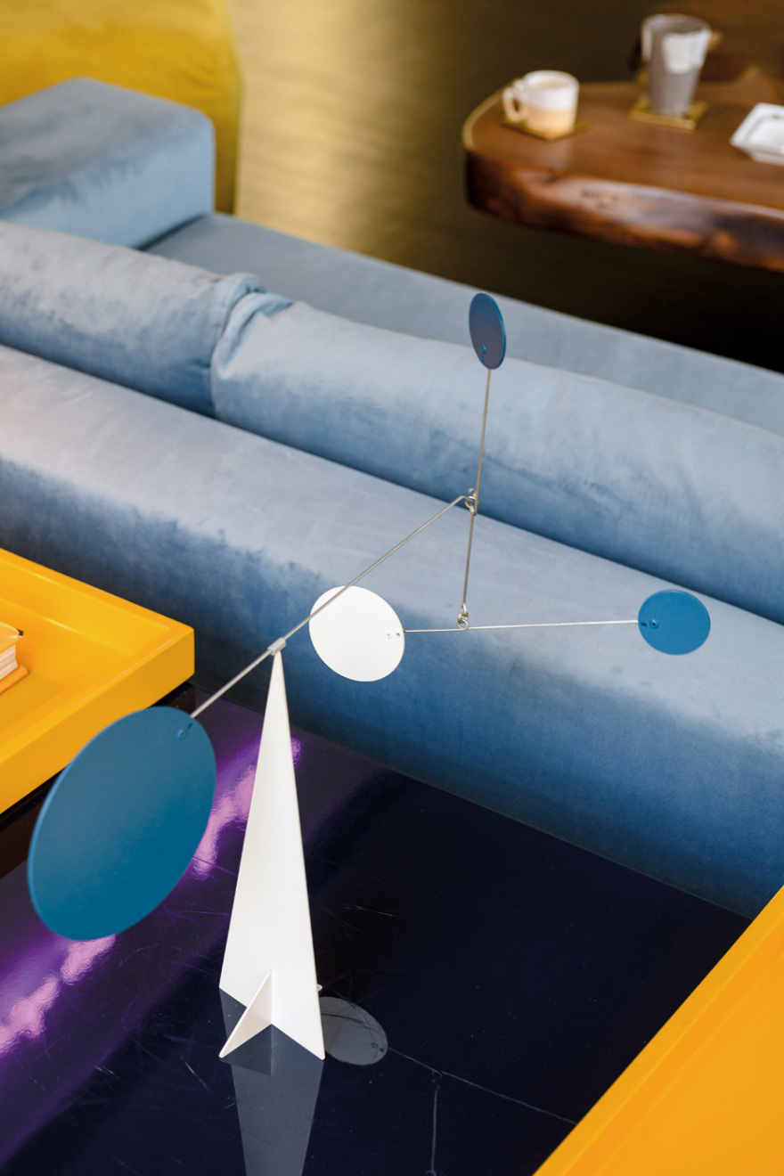 Ο Γιώργος Μαζωνάκης φωτογραφίζεται στο σπίτι του και μιλά στο Gala