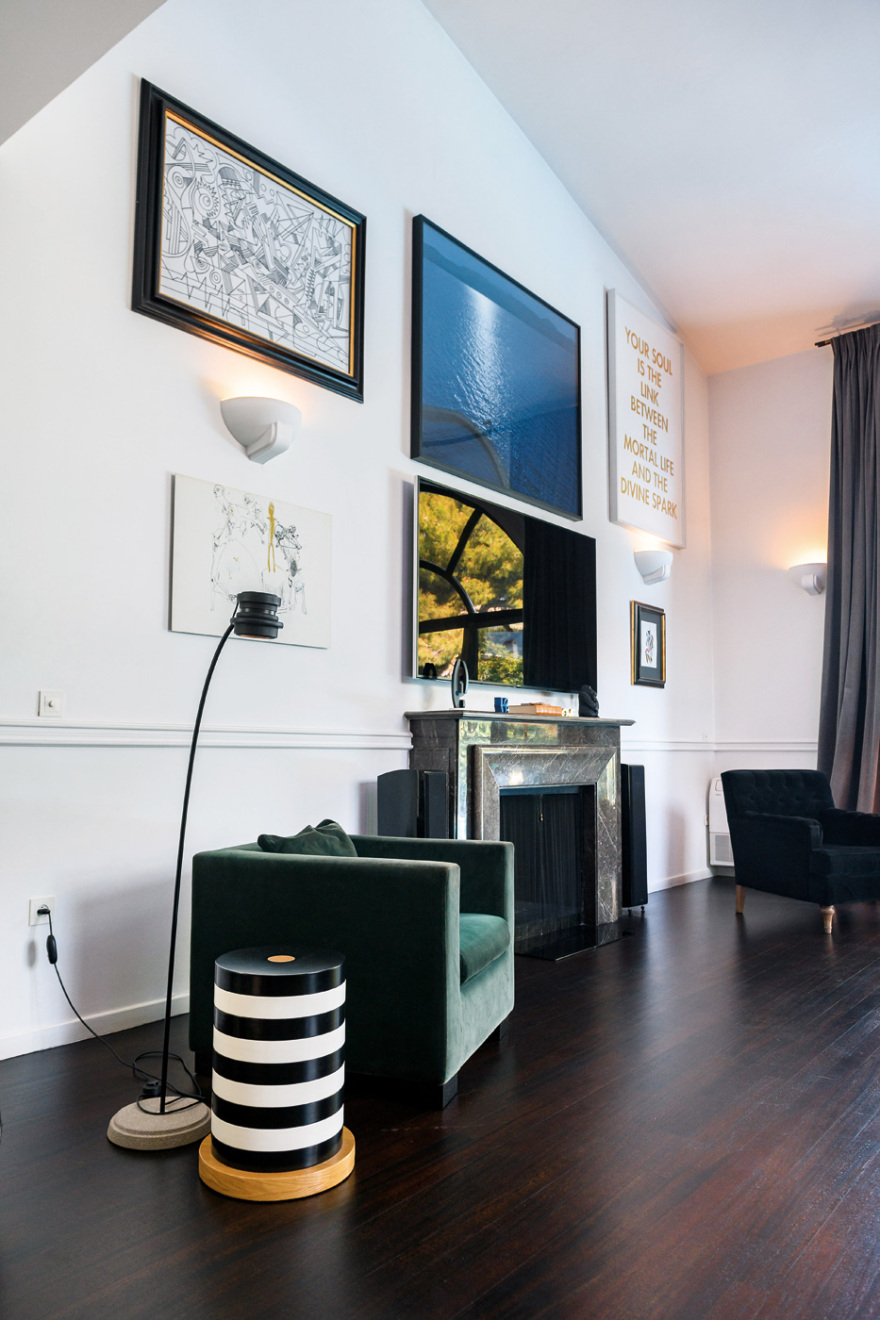 Ο Γιώργος Μαζωνάκης φωτογραφίζεται στο σπίτι του και μιλά στο Gala