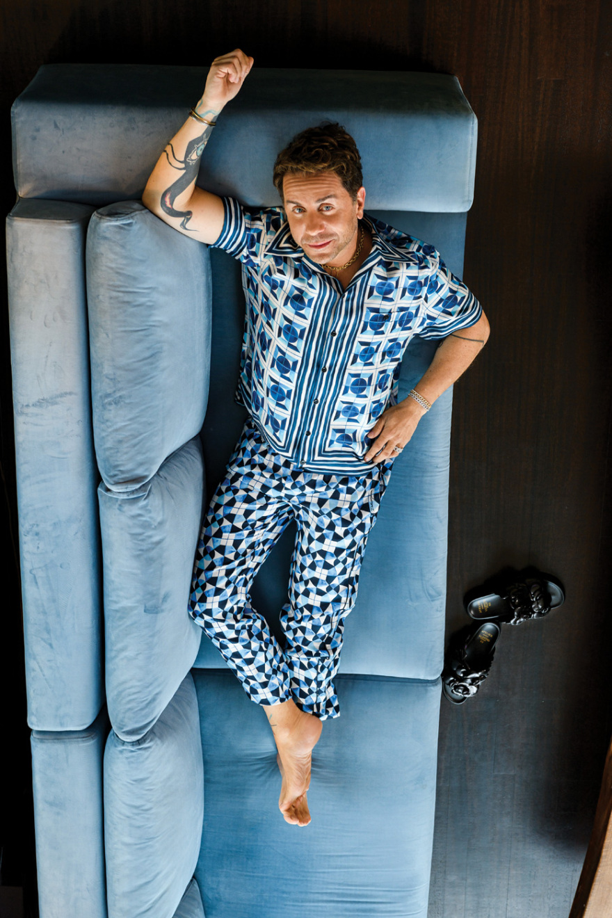 Ο Γιώργος Μαζωνάκης φωτογραφίζεται στο σπίτι του και μιλά στο Gala