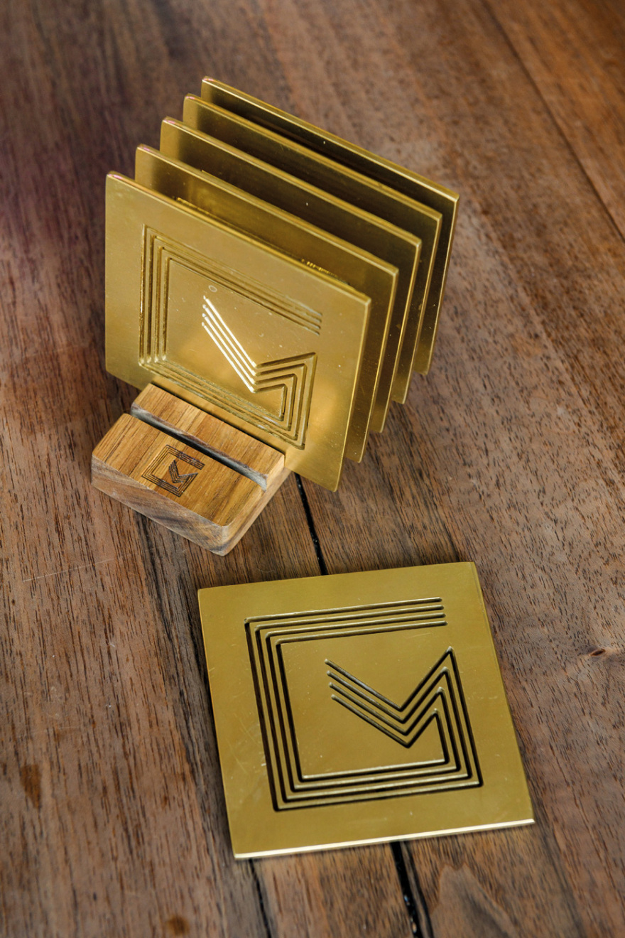 Ο Γιώργος Μαζωνάκης φωτογραφίζεται στο σπίτι του και μιλά στο Gala