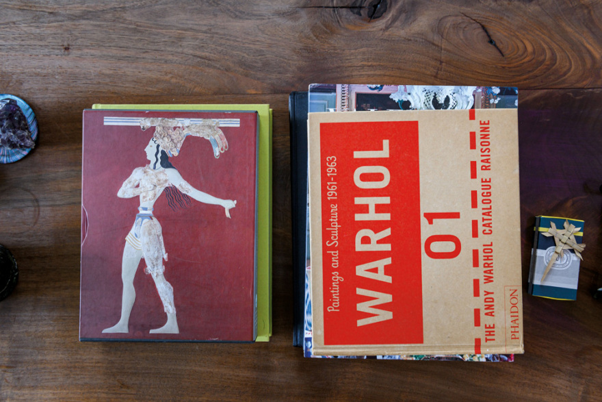 Ο Γιώργος Μαζωνάκης φωτογραφίζεται στο σπίτι του και μιλά στο Gala