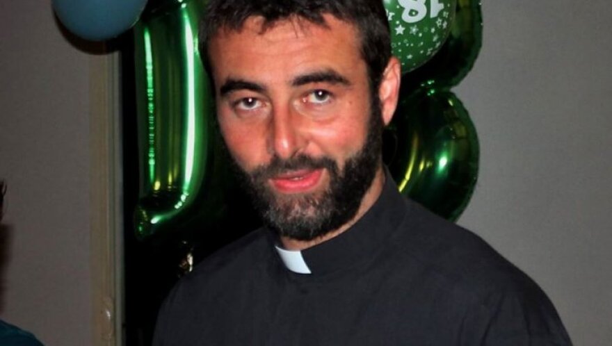 Ιταλία: Ερωτοχτυπημένος ιερέας ομολόγησε τα αισθήματά του και κρέμασε τα άμφια!