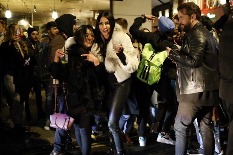 Κορωνοϊός: Ξεσάλωσαν οι Βρετανοί έξω από τις ανοιχτές παμπ - Χαμός στους δρόμους του Λονδίνου (δείτε βίντεο)