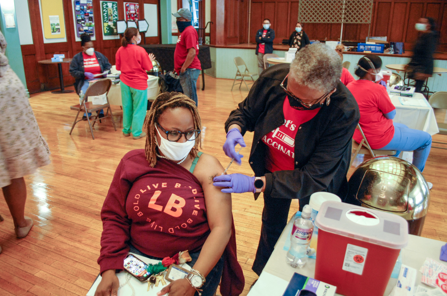 Εμβόλιο Johnson & Johnson: Πώς το «στοπ» στις ΗΠΑ αλλάζει το πρόγραμμα εμβολιασμών στην Ελλάδα