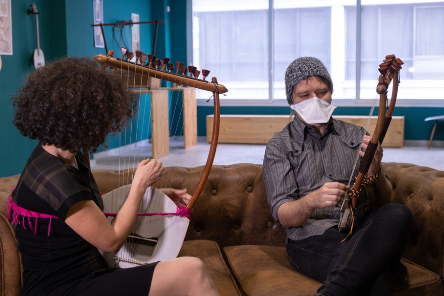 Αμερικανός φοιτητής λατρεύει τον αρχαιοελληνικό πολιτισμό και μαθαίνει αρχαία λύρα!