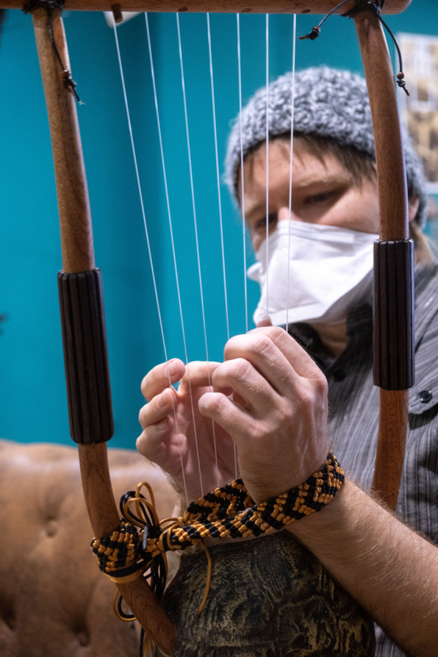 Αμερικανός φοιτητής λατρεύει τον αρχαιοελληνικό πολιτισμό και μαθαίνει αρχαία λύρα!