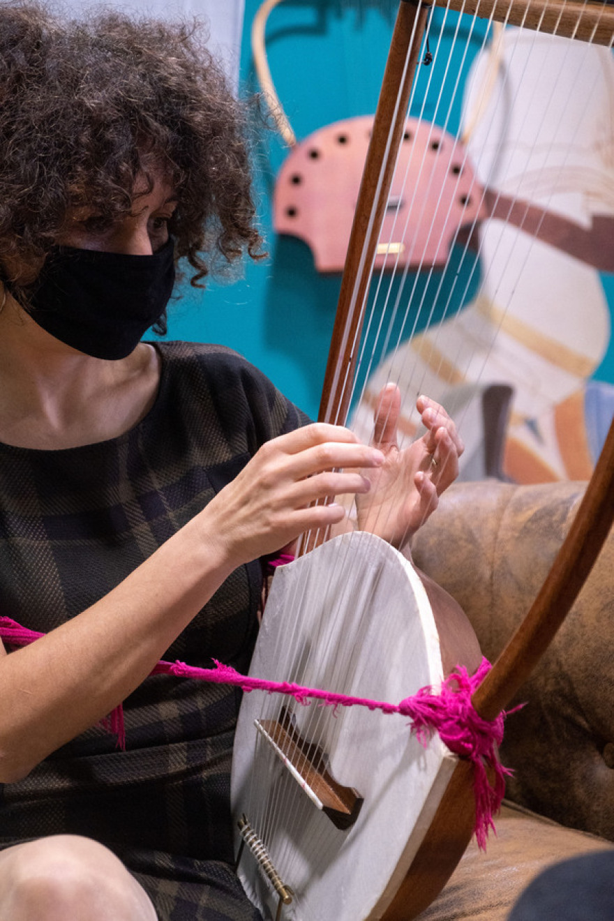 Αμερικανός φοιτητής λατρεύει τον αρχαιοελληνικό πολιτισμό και μαθαίνει αρχαία λύρα!