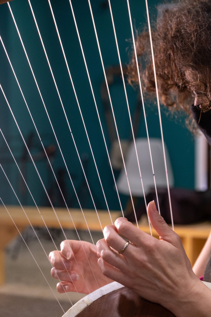 Αμερικανός φοιτητής λατρεύει τον αρχαιοελληνικό πολιτισμό και μαθαίνει αρχαία λύρα!