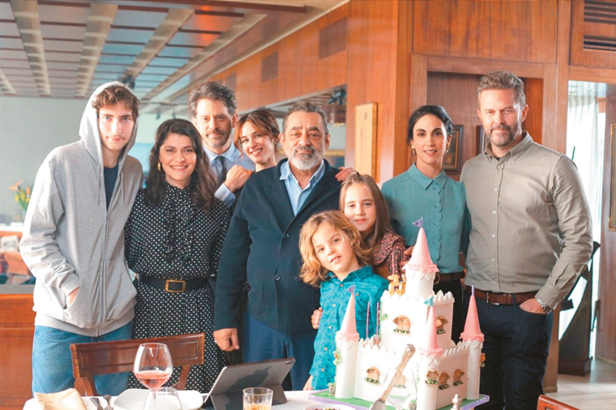 «Άγριες Μέλισσες» - «Σιωπηλός Δρόμος»: Οι σεναριογράφοι των επιτυχιών μιλούν στο ΘΕΜΑ