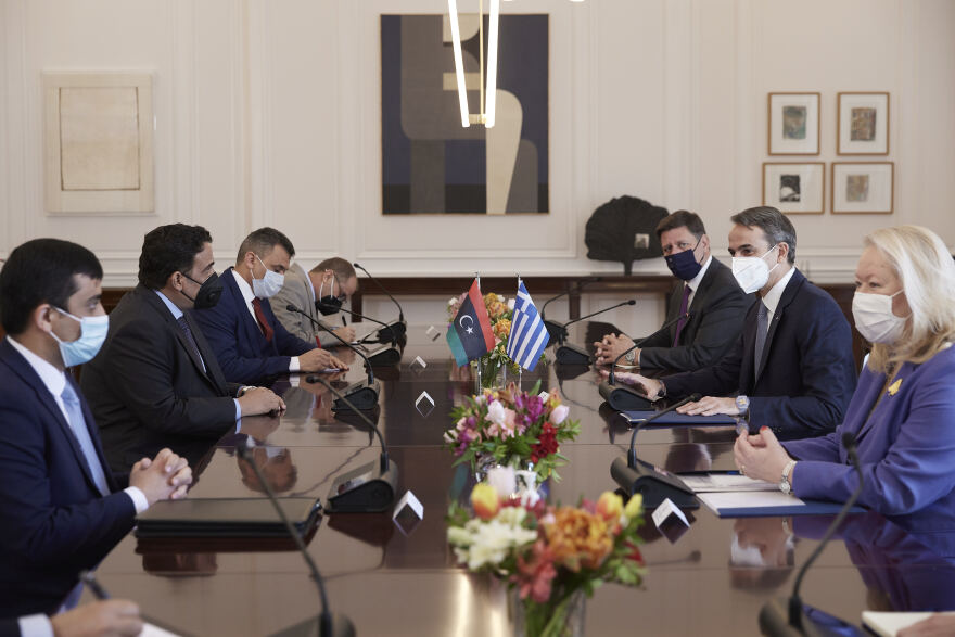 Συνάντηση Μητσοτάκη με τον πρόεδρο της Λιβύης: Άμεση επανεκκίνηση των συνομιλιών για την οριοθέτηση των θαλασσίων ζωνών